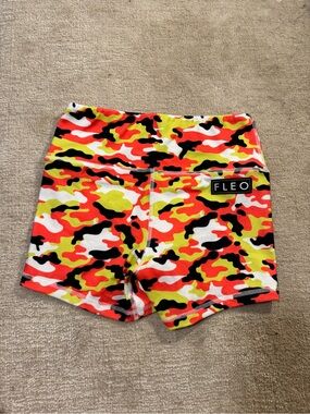 Fleo shorts small